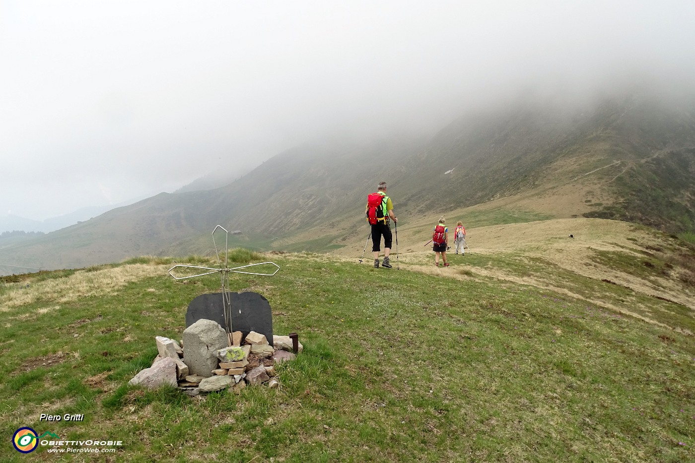 18 Rientriamo dal Collino alla sottostante bocchetta.JPG